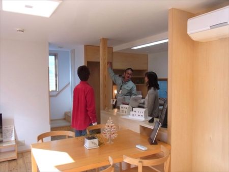 世田谷区「松原の家」、「松原の家２の」完成見学会の様子、キッチン