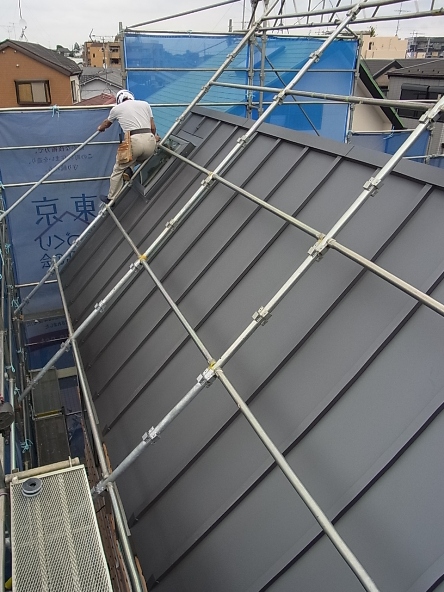 斜線制限が厳しく 急勾配の屋根 ガルバリウム鋼板 瓦棒葺きです。