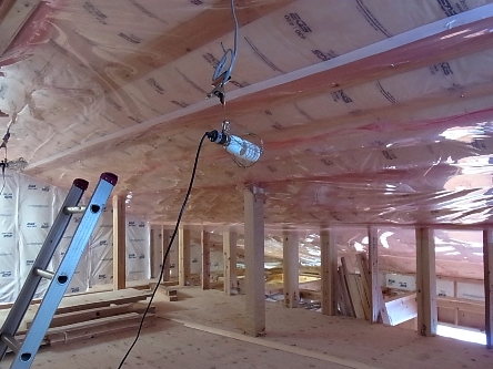 屋根の断熱材充填状況 高性能GW16K2重張り防湿シート張り 